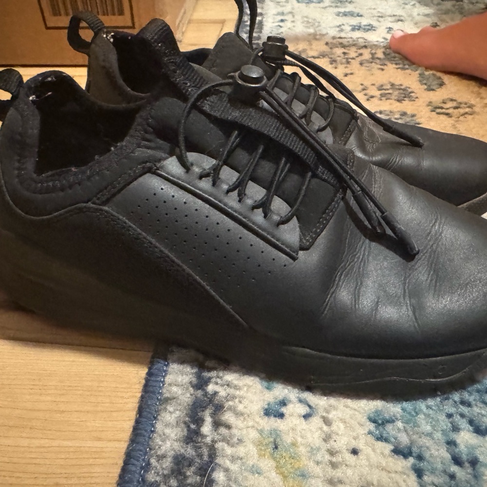 Cloves Black Athletic Shoes with Sleek Design